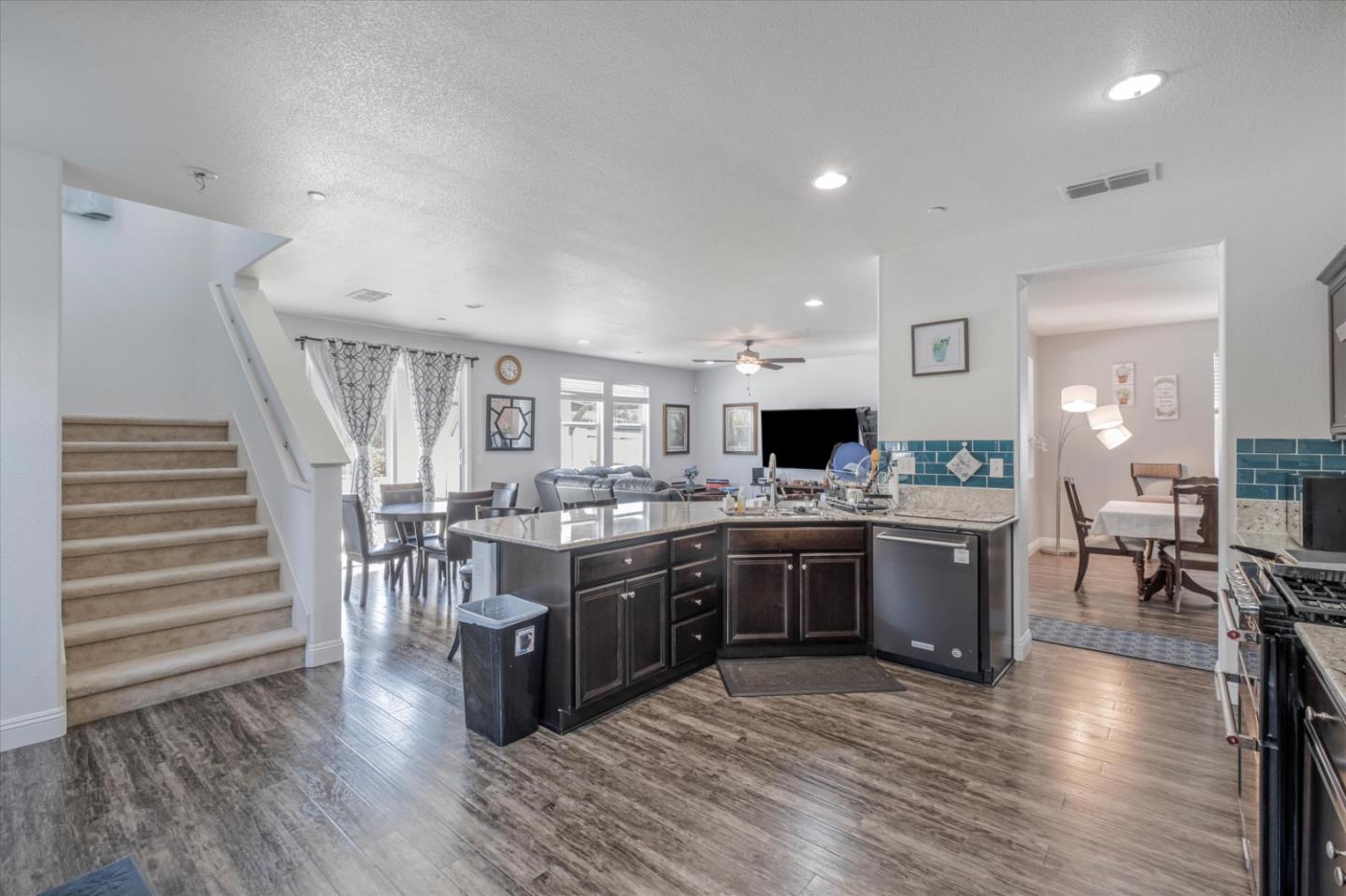 Detail Gallery Image 10 of 18 For 7533 Hazelton Way, Sacramento,  CA 95829 - 4 Beds | 2/1 Baths