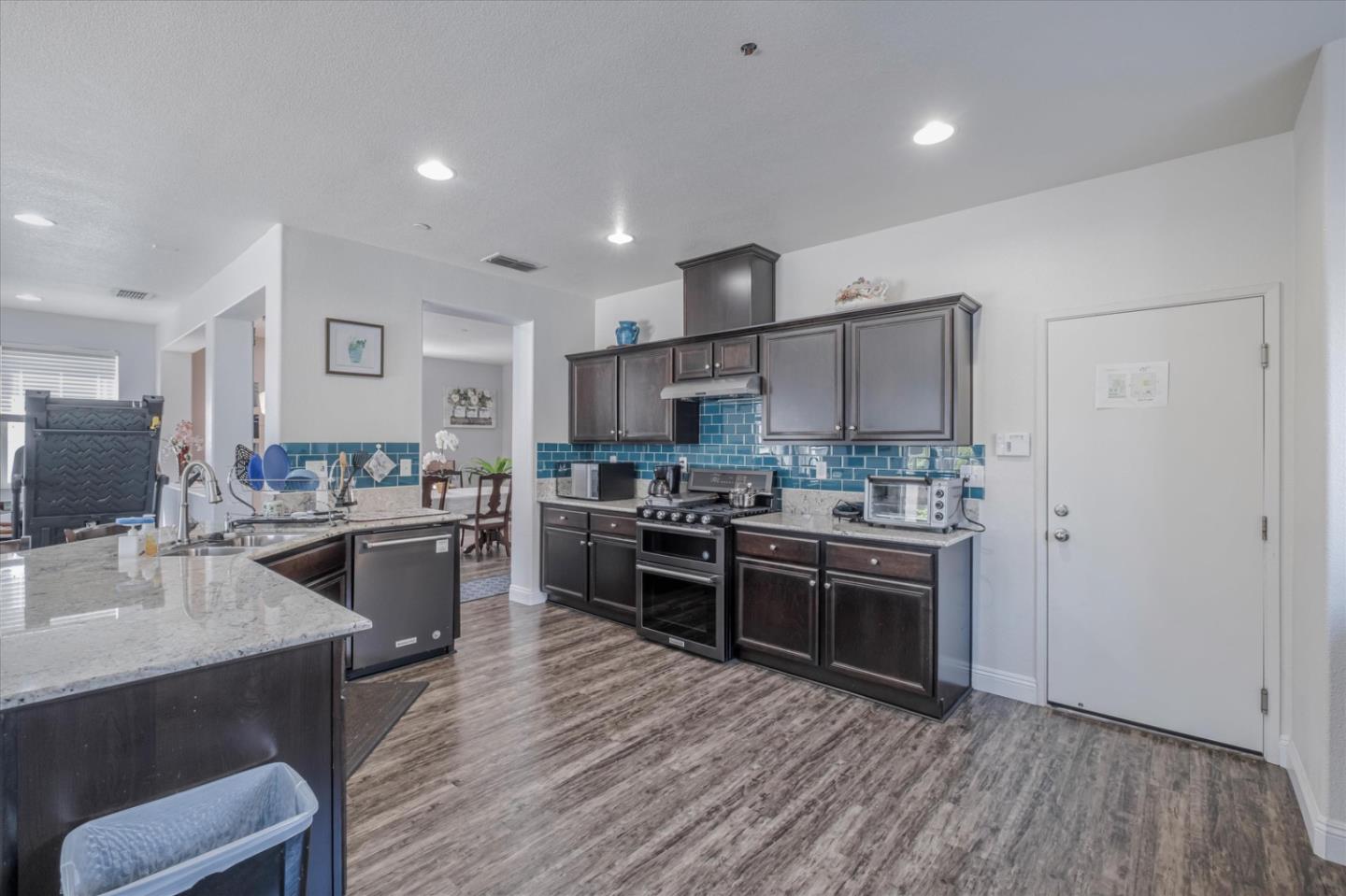 Detail Gallery Image 9 of 18 For 7533 Hazelton Way, Sacramento,  CA 95829 - 4 Beds | 2/1 Baths