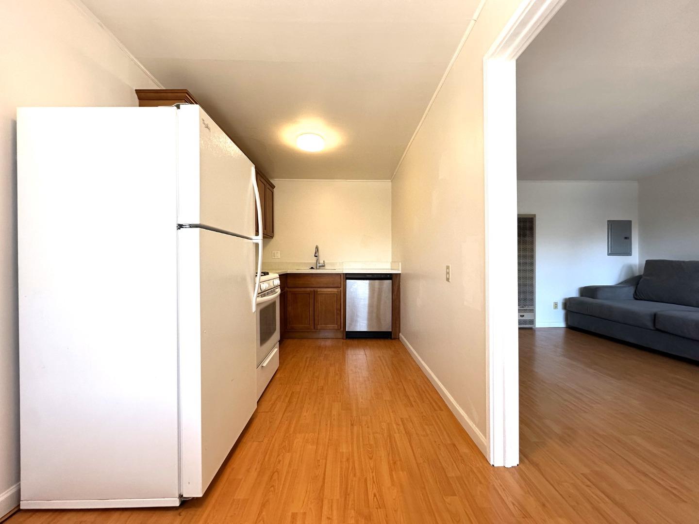 Detail Gallery Image 4 of 8 For 1324 El Camino Real #5,  Burlingame,  CA 94010 - 0 Beds | 1 Baths