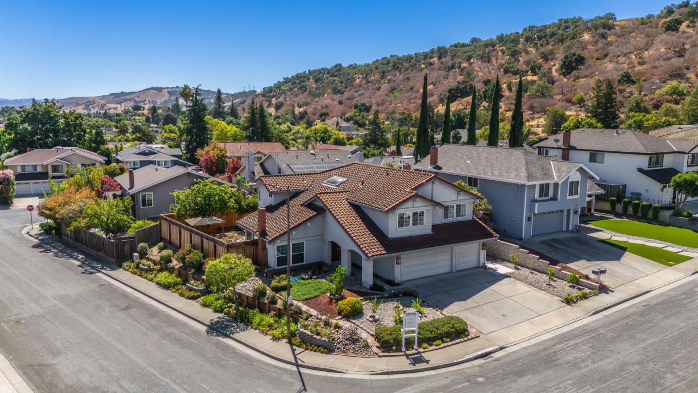 Detail Gallery Image 1 of 54 For 5950 Bowen Ct, San Jose,  CA 95123 - 4 Beds | 2/1 Baths