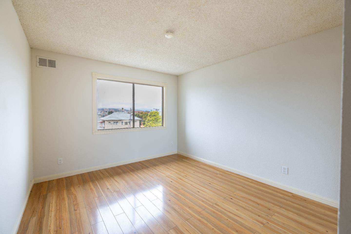 Detail Gallery Image 5 of 13 For 1532 Chanslor Ave #T,  Richmond,  CA 94801 - 2 Beds | 1 Baths