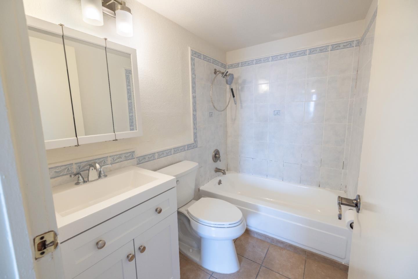 Detail Gallery Image 6 of 13 For 1532 Chanslor Ave #T,  Richmond,  CA 94801 - 2 Beds | 1 Baths