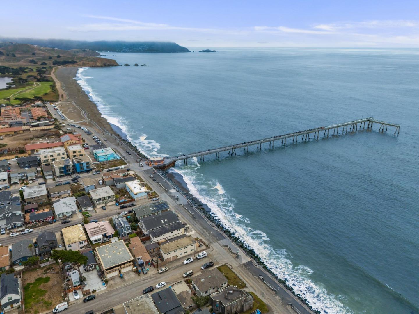 Detail Gallery Image 4 of 55 For 1989 Beach Blvd, Pacifica,  CA 94044 - 3 Beds | 3 Baths