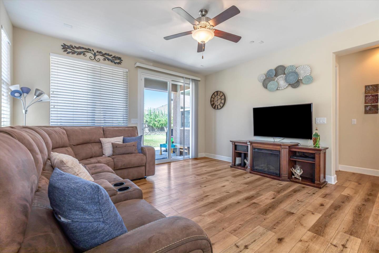 Detail Gallery Image 6 of 54 For 1618 Lily Ct, Hollister,  CA 95023 - 4 Beds | 2/1 Baths