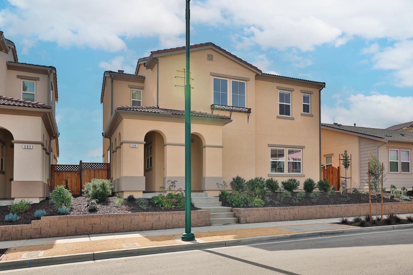 Detail Gallery Image 2 of 29 For 590 Santa Lucia Way, Marina,  CA 93933 - 3 Beds | 2/1 Baths