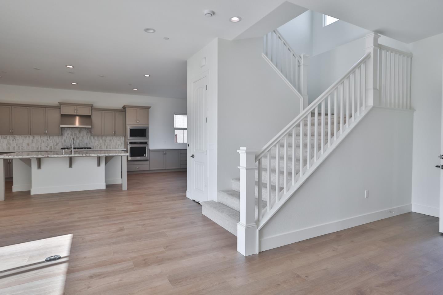 Detail Gallery Image 4 of 29 For 590 Santa Lucia Way, Marina,  CA 93933 - 3 Beds | 2/1 Baths