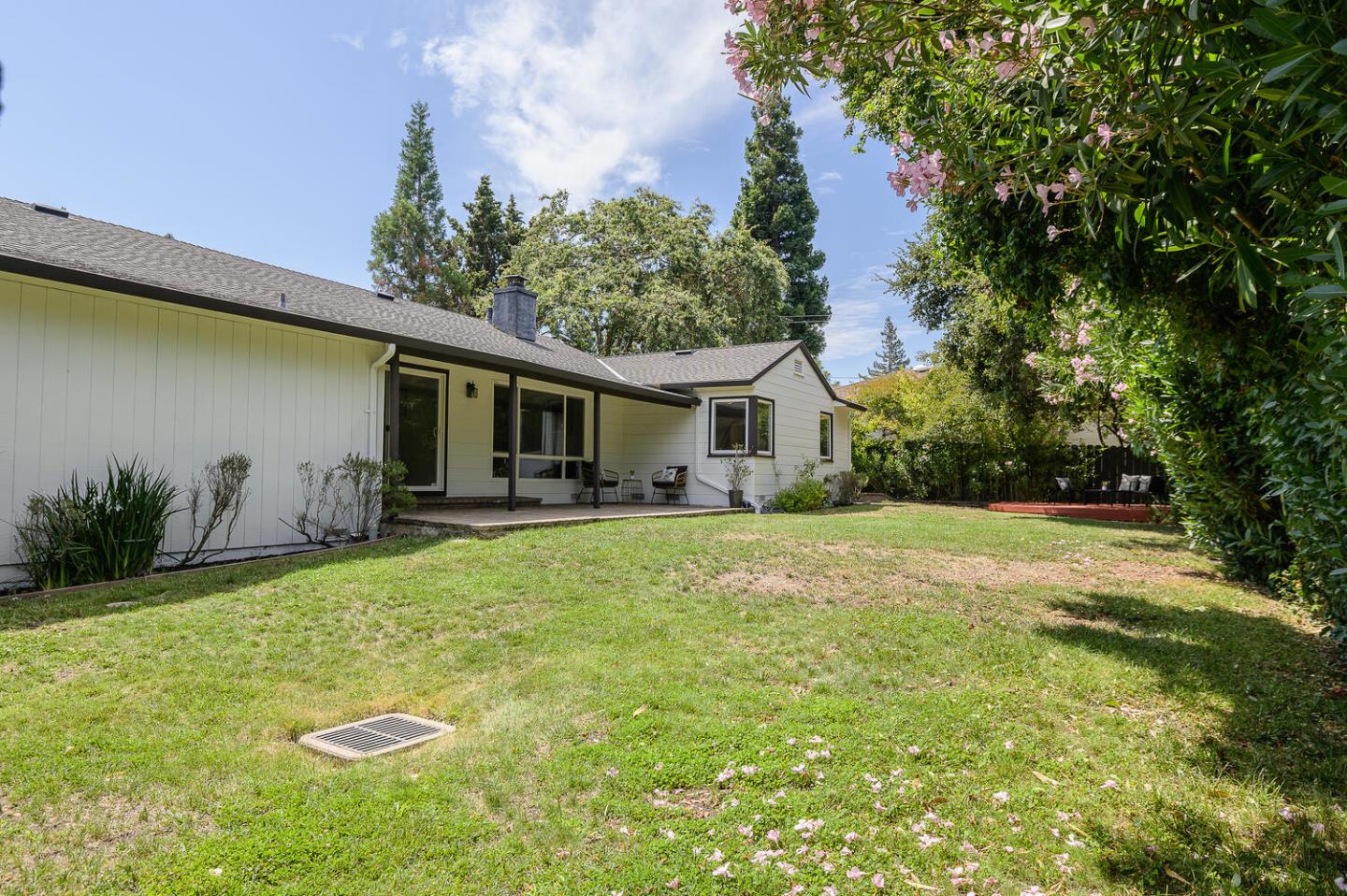 Detail Gallery Image 32 of 39 For 1280 Edgewood Rd, Redwood City,  CA 94062 - 3 Beds | 2 Baths