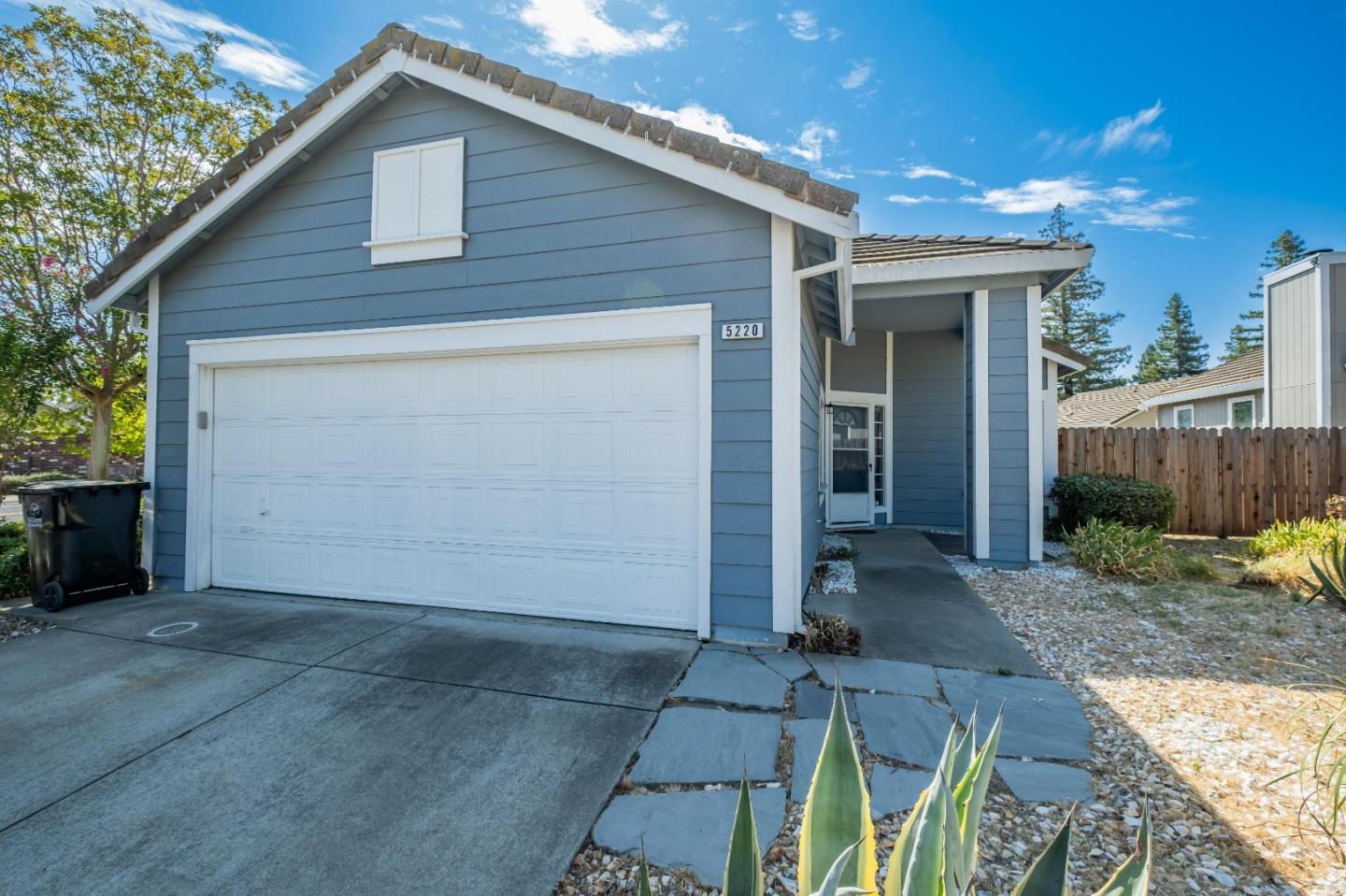 Detail Gallery Image 1 of 31 For 5220 Harbourglen Way, Elk Grove,  CA 95758 - 3 Beds | 2 Baths