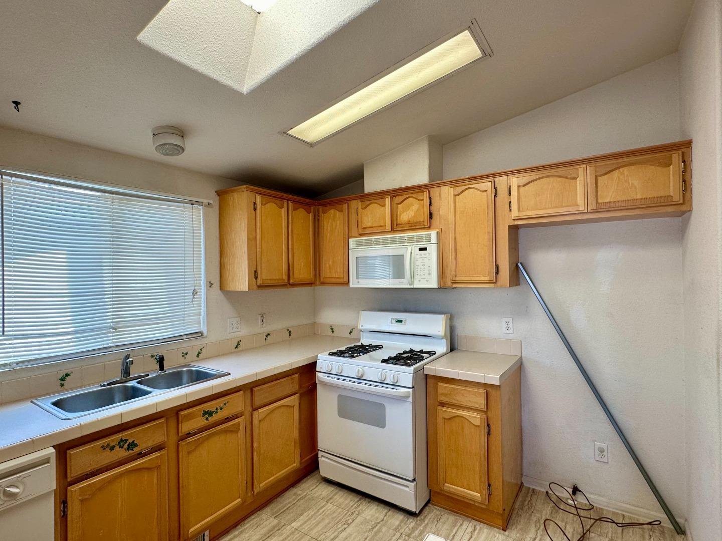 Detail Gallery Image 7 of 16 For 411 Lewis Rd #315,  San Jose,  CA 95111 - 2 Beds | 2 Baths