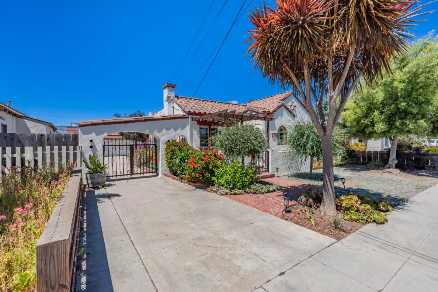 Detail Gallery Image 3 of 37 For 124 Lorimer St, Salinas,  CA 93901 - 3 Beds | 2 Baths