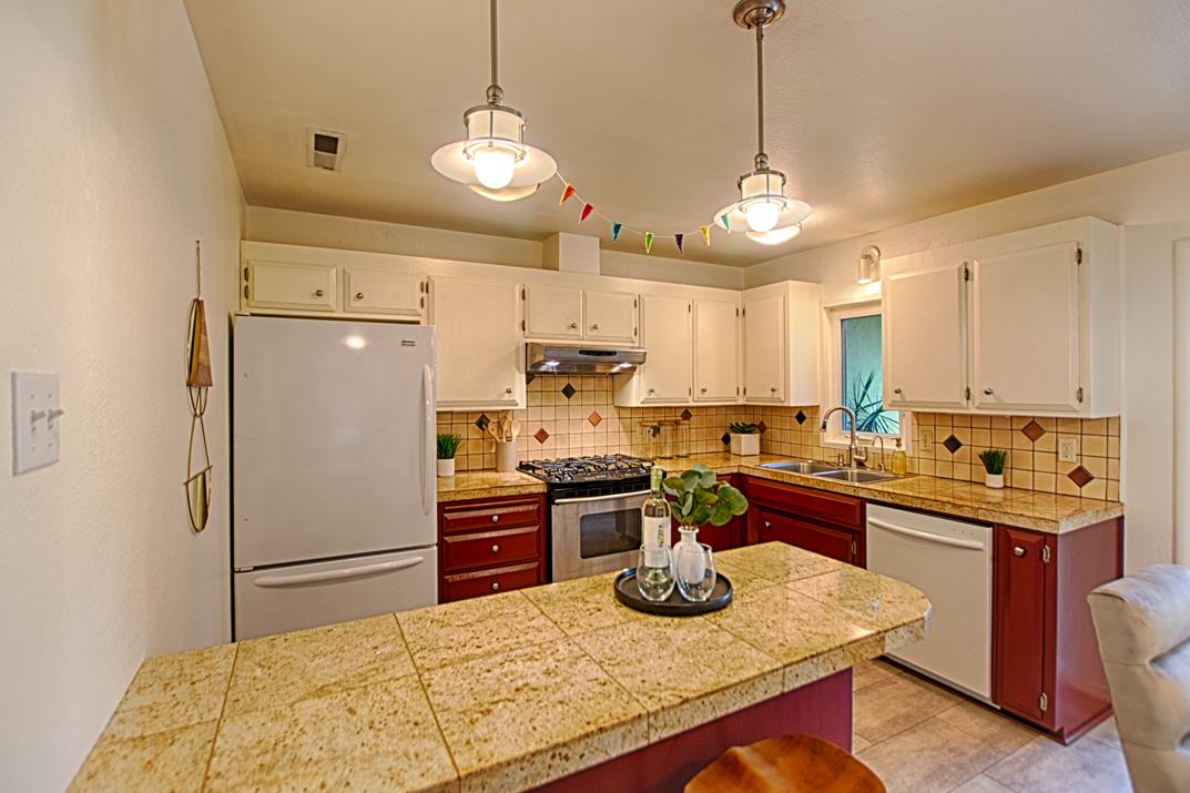 Detail Gallery Image 10 of 23 For 940 32nd Ave, Santa Cruz,  CA 95062 - 4 Beds | 2 Baths