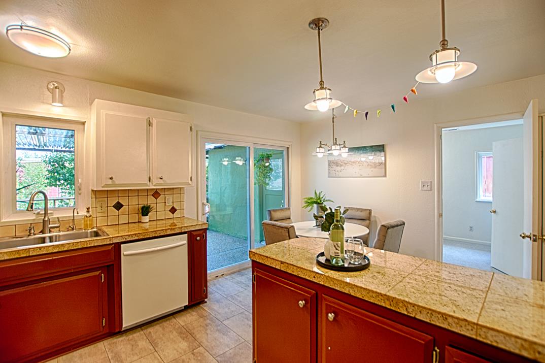 Detail Gallery Image 11 of 23 For 940 32nd Ave, Santa Cruz,  CA 95062 - 4 Beds | 2 Baths