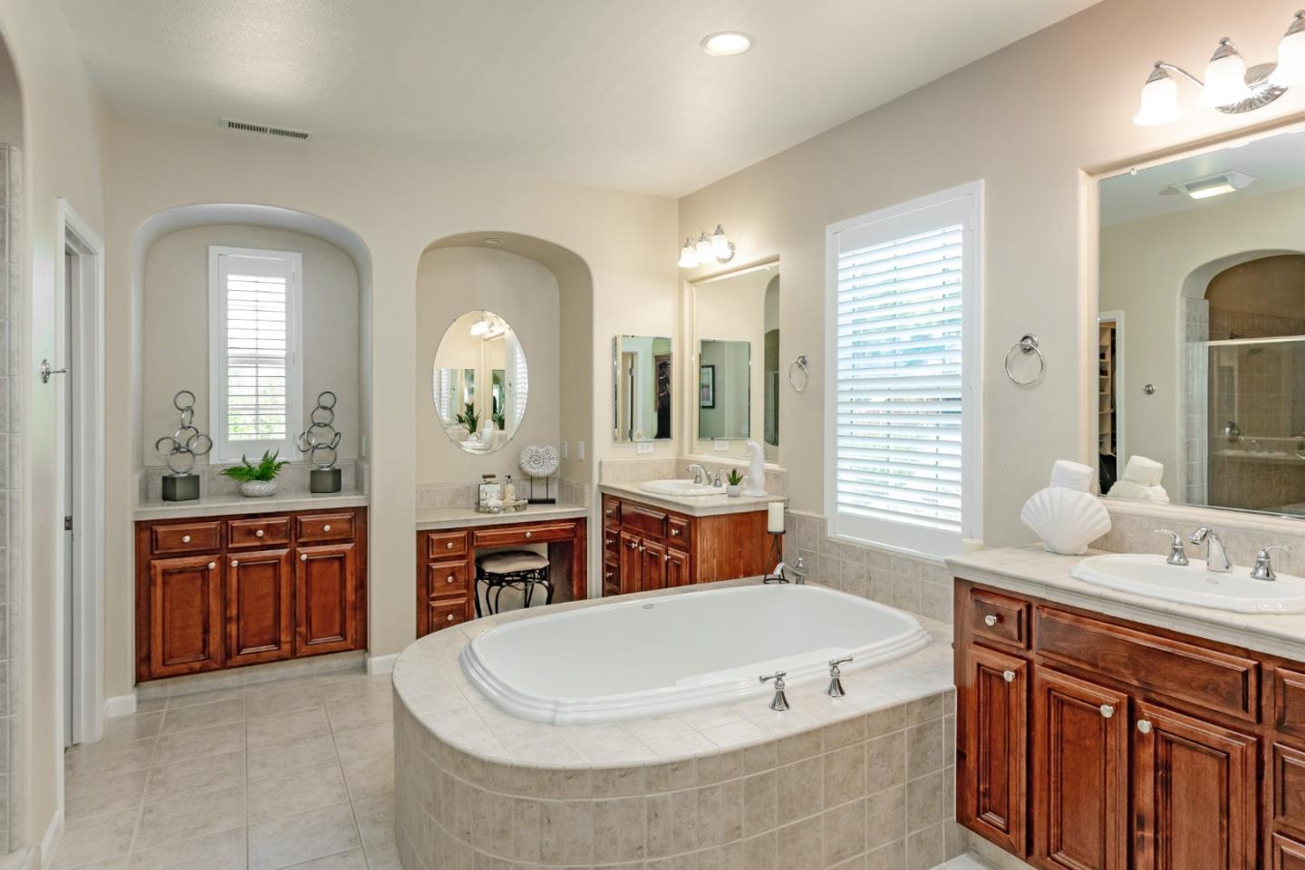 Detail Gallery Image 27 of 48 For 6001 Winged Foot Dr, Gilroy,  CA 95020 - 5 Beds | 3/1 Baths