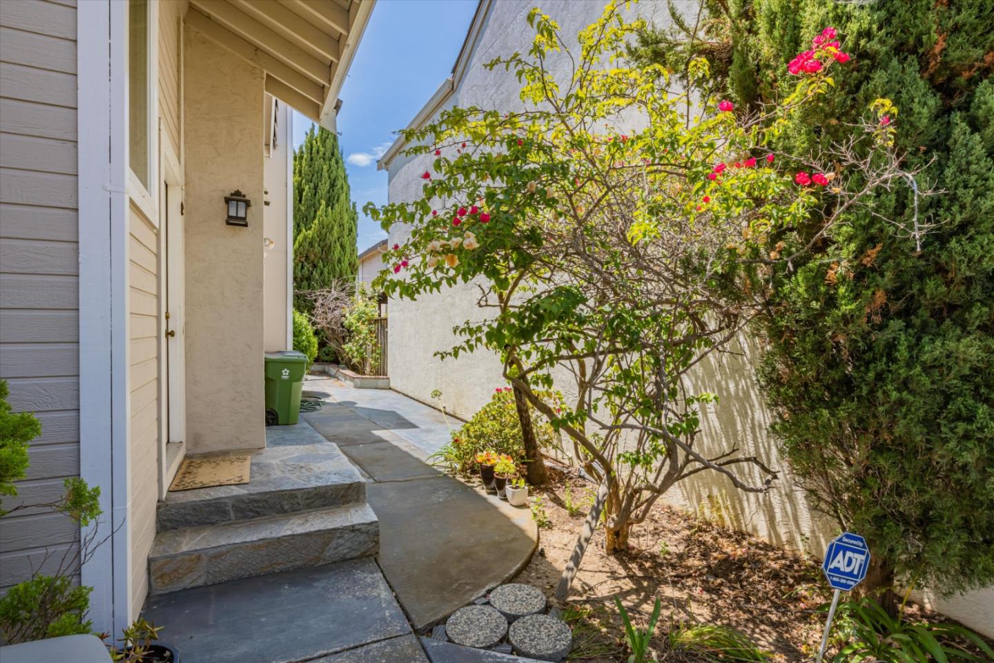 Detail Gallery Image 3 of 33 For 4644 Creekwood Dr, Fremont,  CA 94555 - 4 Beds | 2/1 Baths