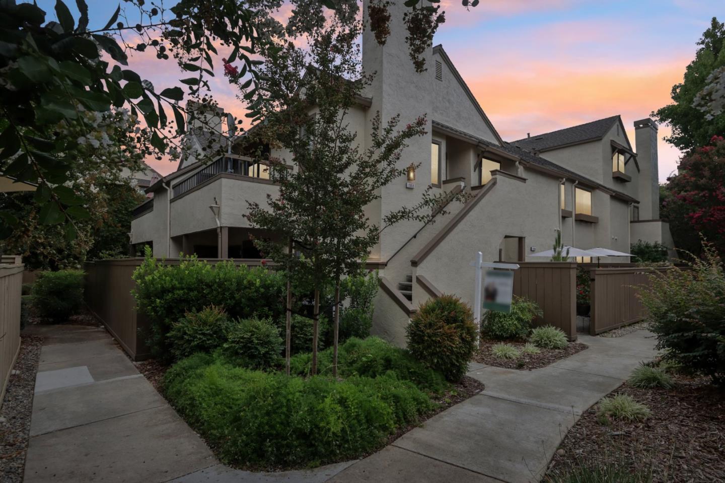 Detail Gallery Image 2 of 40 For 1959 Foxhall Loop, San Jose,  CA 95125 - 2 Beds | 2 Baths