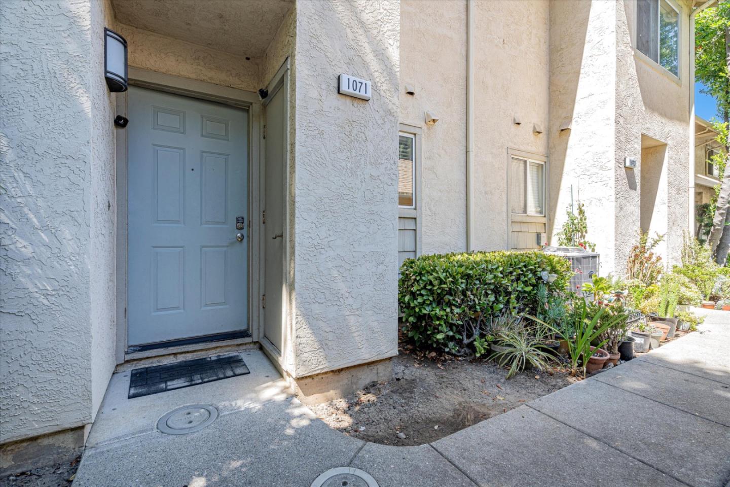 Detail Gallery Image 3 of 32 For 1071 Summerain Ct, San Jose,  CA 95122 - 2 Beds | 2/1 Baths