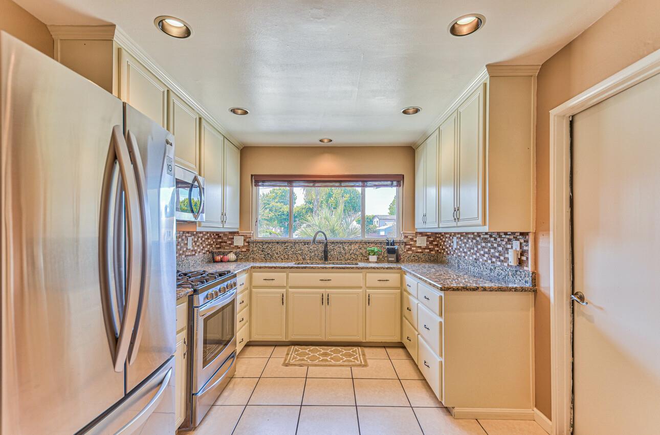 Detail Gallery Image 10 of 28 For 26 Young Dr, Salinas,  CA 93901 - 3 Beds | 1/1 Baths