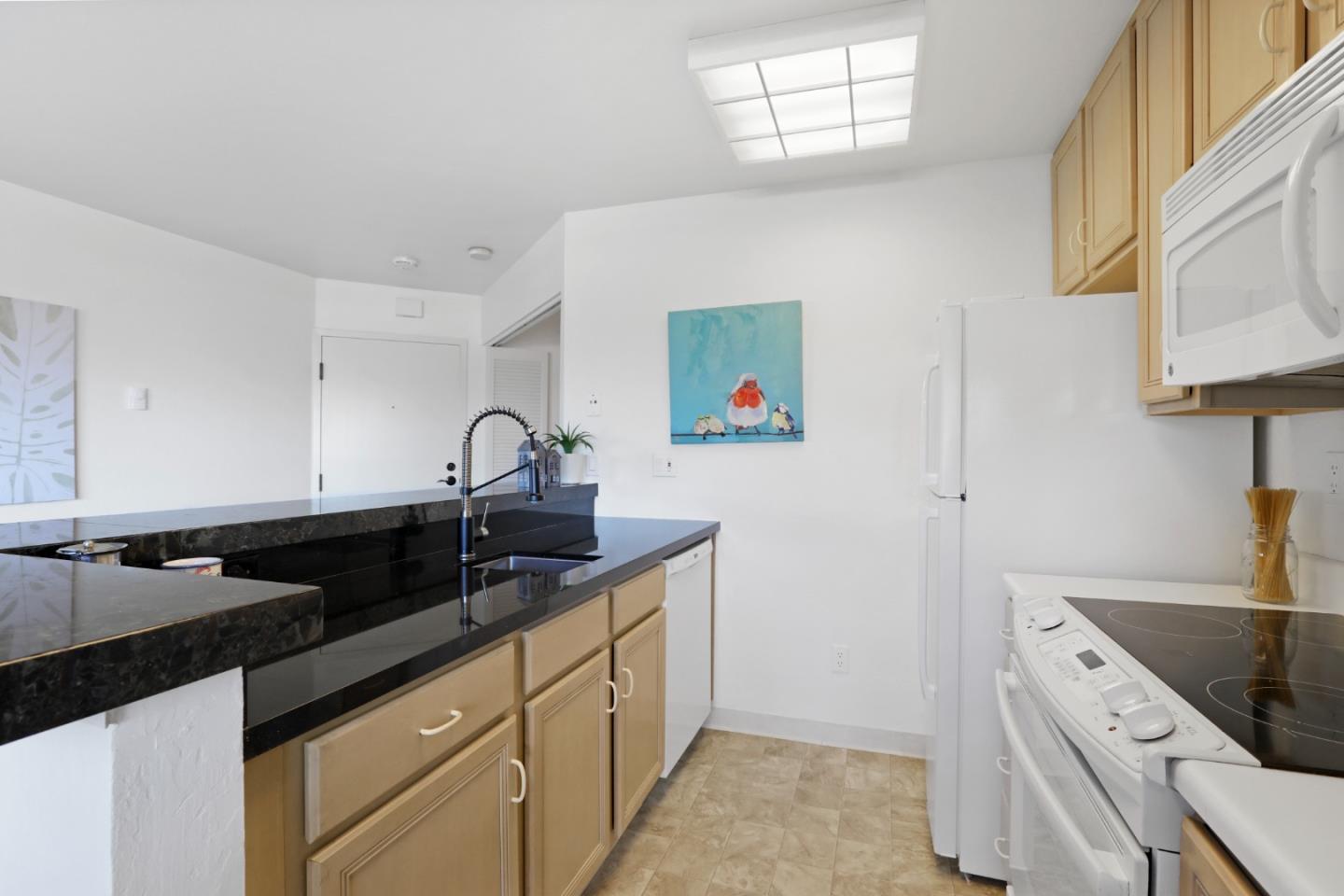 Detail Gallery Image 5 of 15 For 125 Surf Way #310,  Monterey,  CA 93940 - 1 Beds | 1 Baths