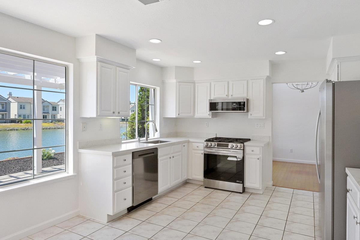 Detail Gallery Image 11 of 53 For 332 Mindanao Dr, Redwood Shores,  CA 94065 - 3 Beds | 2/1 Baths