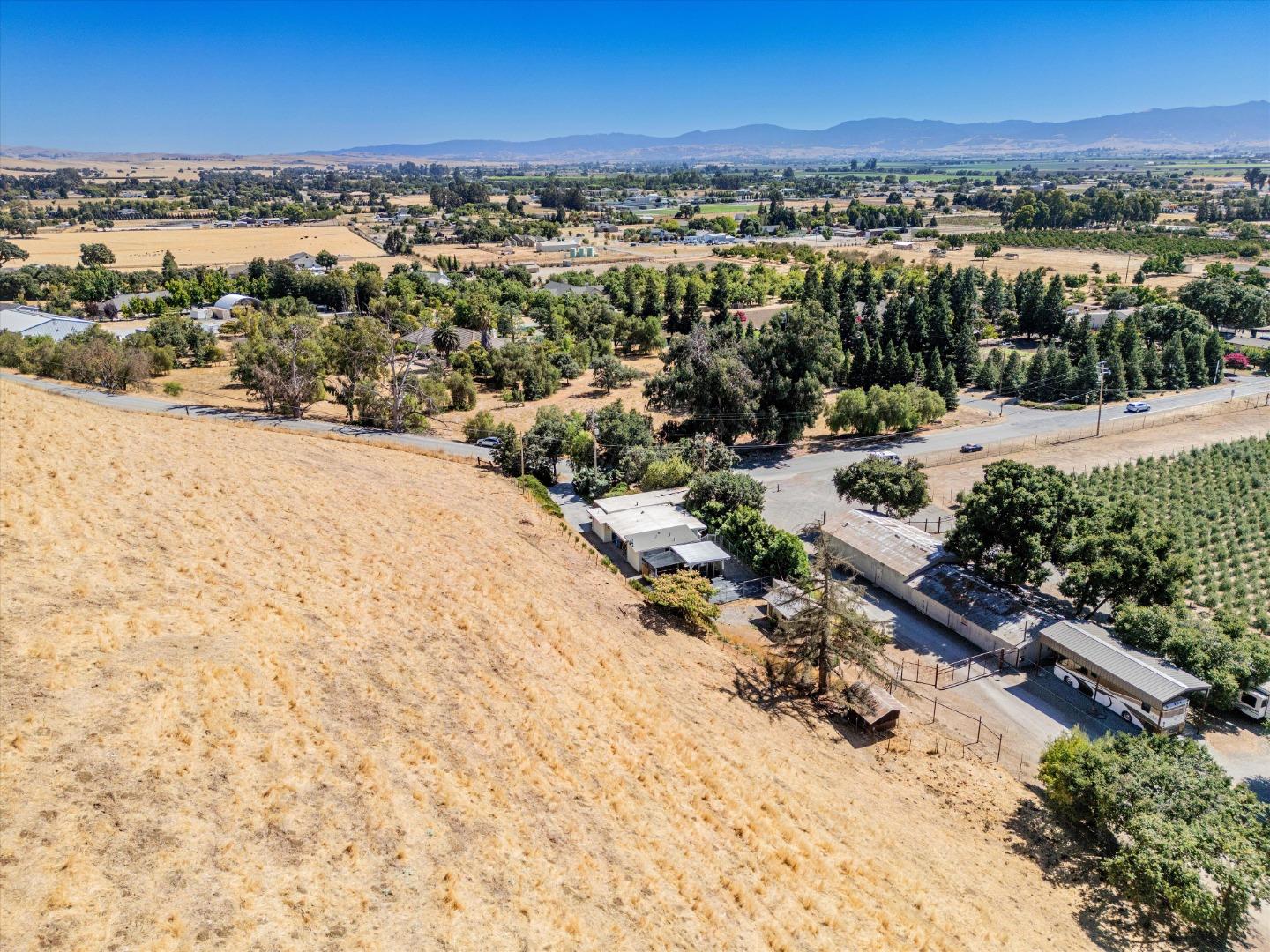 Detail Gallery Image 7 of 37 For 820 Comstock Rd, Hollister,  CA 95023 - 3 Beds | 2 Baths