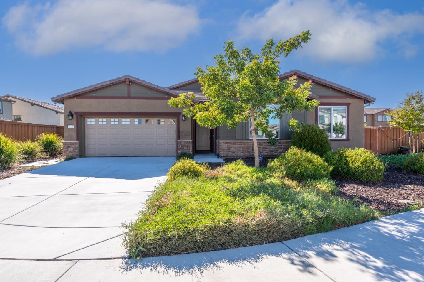 Detail Gallery Image 1 of 31 For 720 Moonlight Ct, Dixon,  CA 95620 - 3 Beds | 2/1 Baths