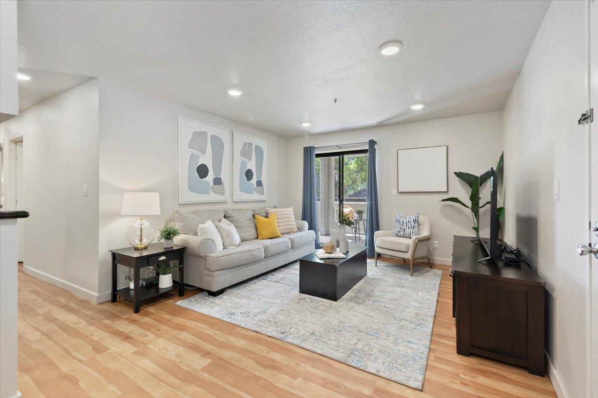 Detail Gallery Image 3 of 30 For 880 E Fremont Ave #412,  Sunnyvale,  CA 94087 - 2 Beds | 1 Baths