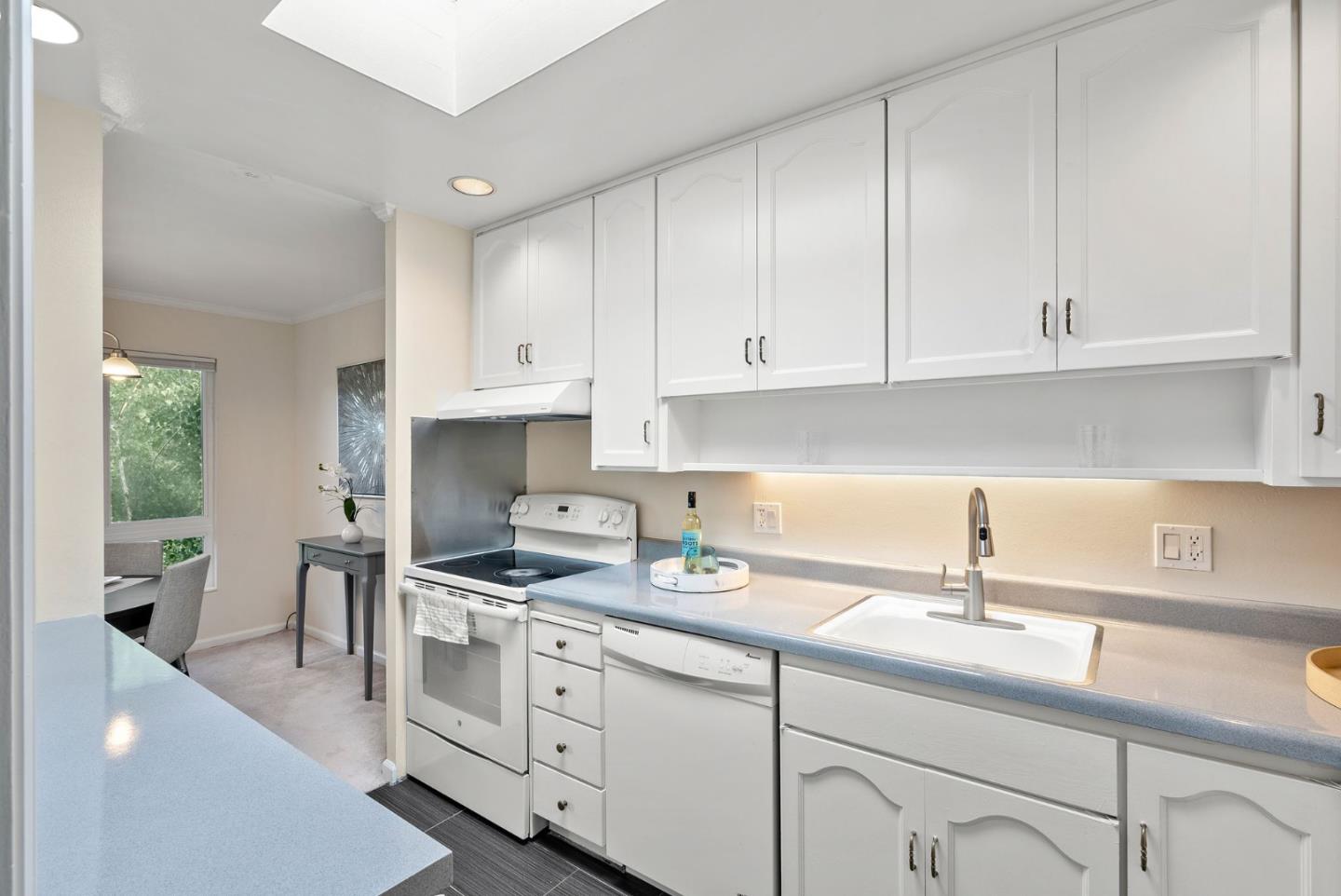 Detail Gallery Image 8 of 23 For 820 N Delaware St #410,  San Mateo,  CA 94401 - 2 Beds | 1 Baths