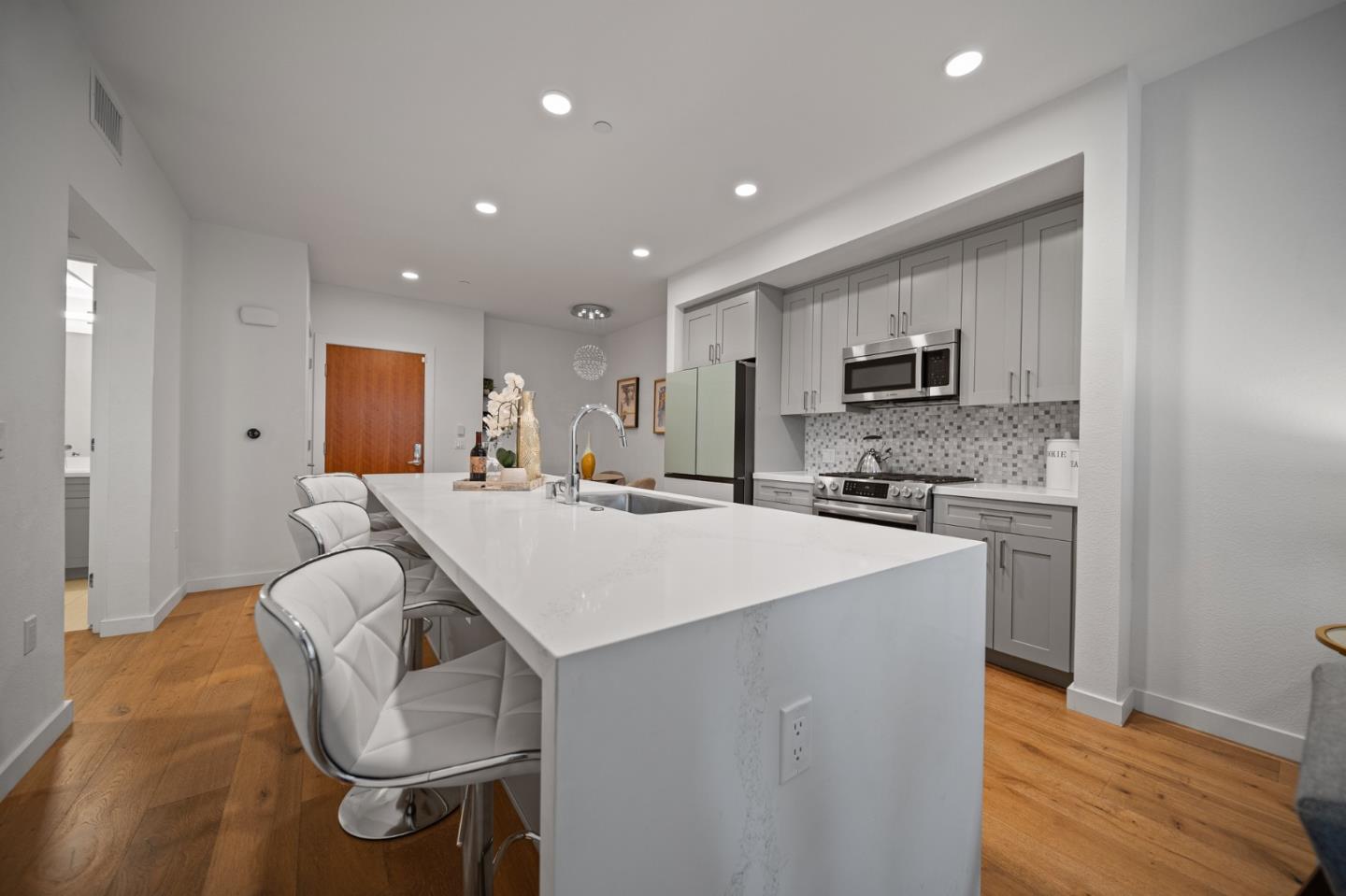 Detail Gallery Image 1 of 35 For 400 El Camino Real #115,  Belmont,  CA 94002 - 1 Beds | 1 Baths