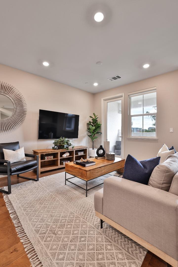 Detail Gallery Image 10 of 24 For 17 Lisbon Ln, Redwood City,  CA 94063 - 2 Beds | 2 Baths