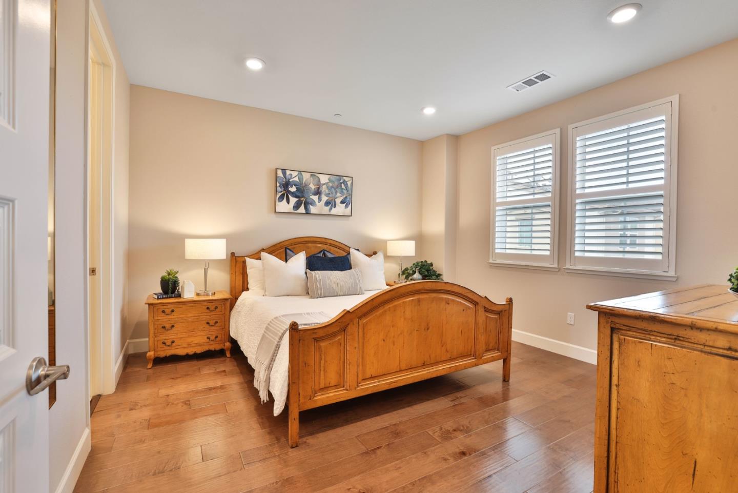 Detail Gallery Image 12 of 24 For 17 Lisbon Ln, Redwood City,  CA 94063 - 2 Beds | 2 Baths