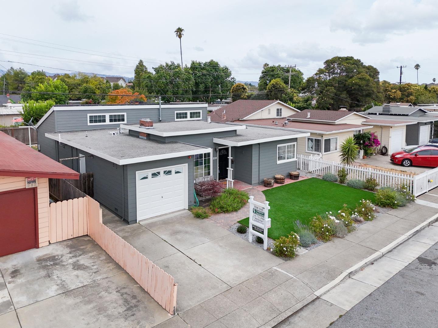 Detail Gallery Image 2 of 52 For 824 Howe St, San Mateo,  CA 94401 - 3 Beds | 2 Baths