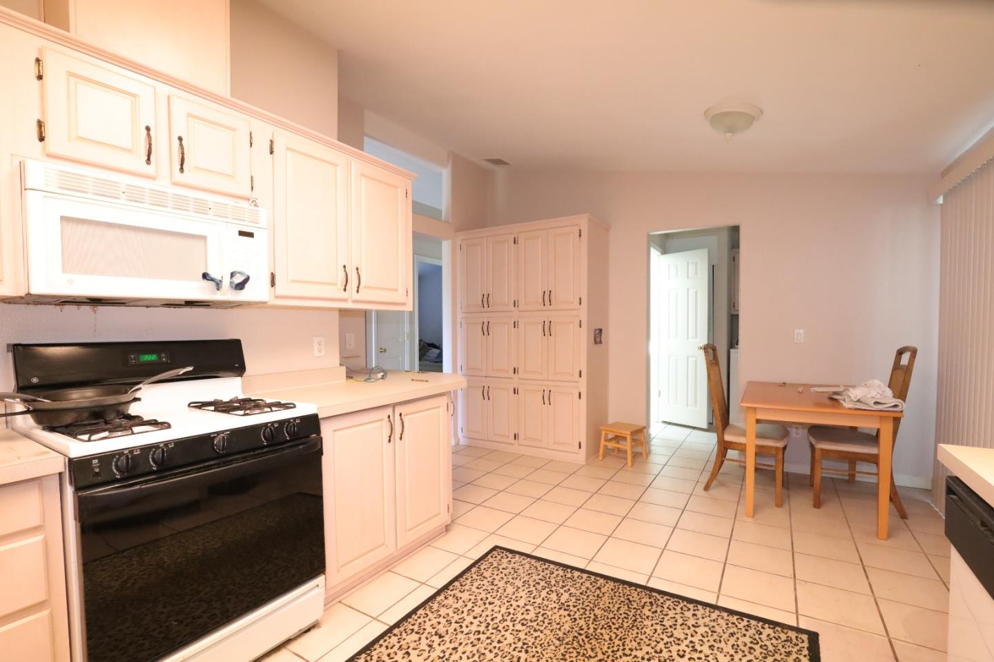 Detail Gallery Image 8 of 12 For 1220 Tasman Dr #196,  Sunnyvale,  CA 94089 - 3 Beds | 2 Baths