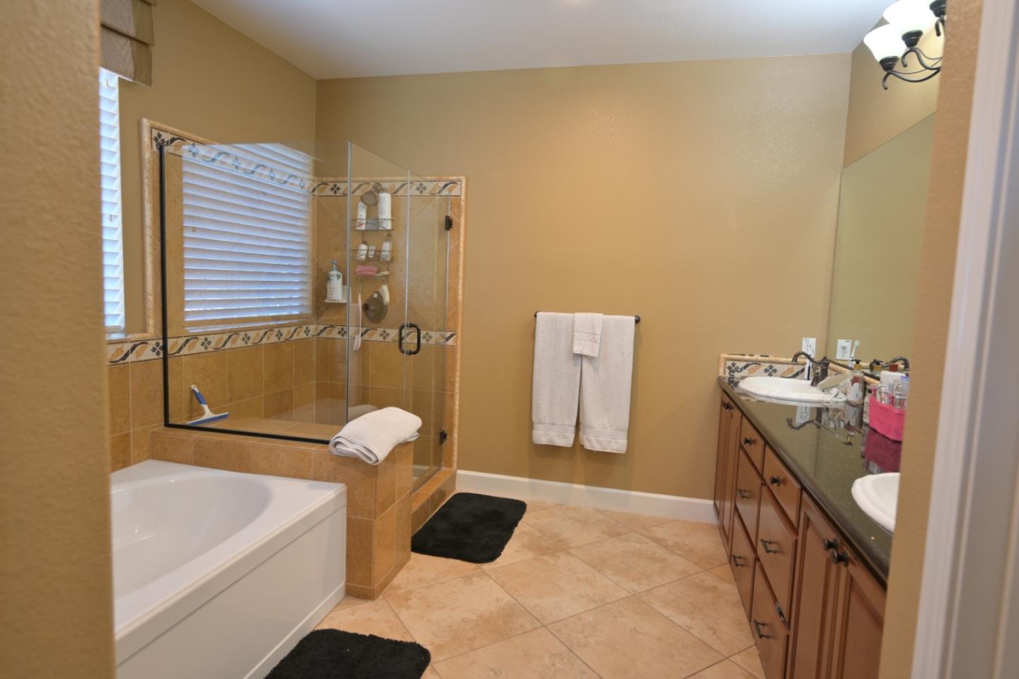 Detail Gallery Image 15 of 39 For 9725 Coyote Moon Ln, Gilroy,  CA 95020 - 4 Beds | 3/1 Baths