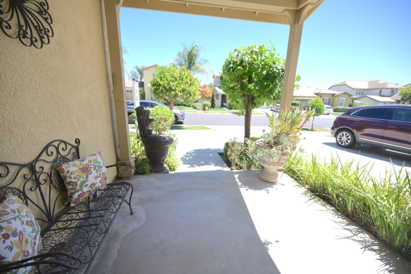 Detail Gallery Image 4 of 39 For 9725 Coyote Moon Ln, Gilroy,  CA 95020 - 4 Beds | 3/1 Baths