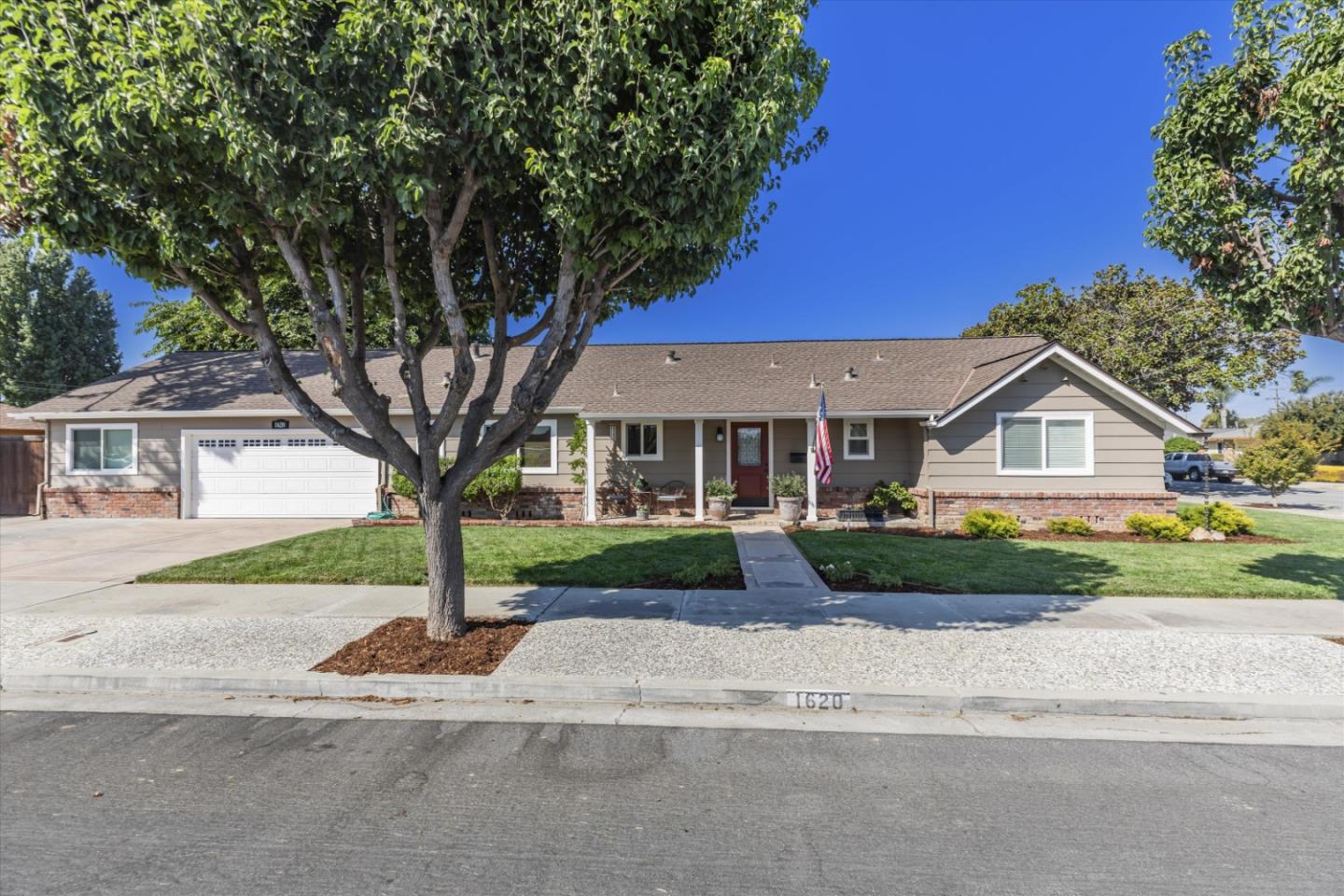 Detail Gallery Image 1 of 39 For 1620 Cushman St, Hollister,  CA 95023 - 3 Beds | 1/1 Baths