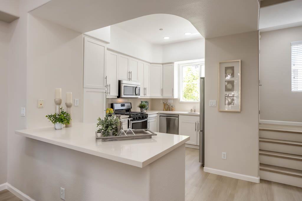 Detail Gallery Image 8 of 30 For 881 Water Walk, Milpitas,  CA 95035 - 2 Beds | 2/1 Baths