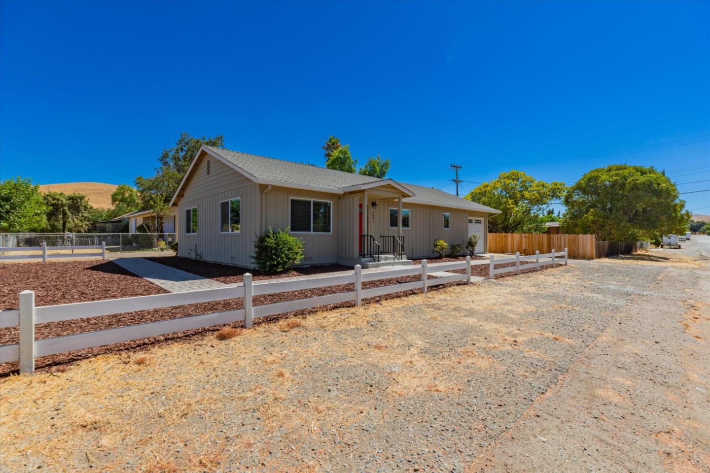 Detail Gallery Image 4 of 40 For 6801 F St, Tres Pinos,  CA 95075 - 3 Beds | 2 Baths