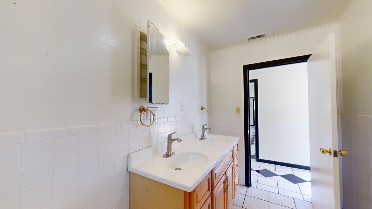 Detail Gallery Image 23 of 40 For 2289 Lincoln St, East Palo Alto,  CA 94303 - 4 Beds | 2 Baths