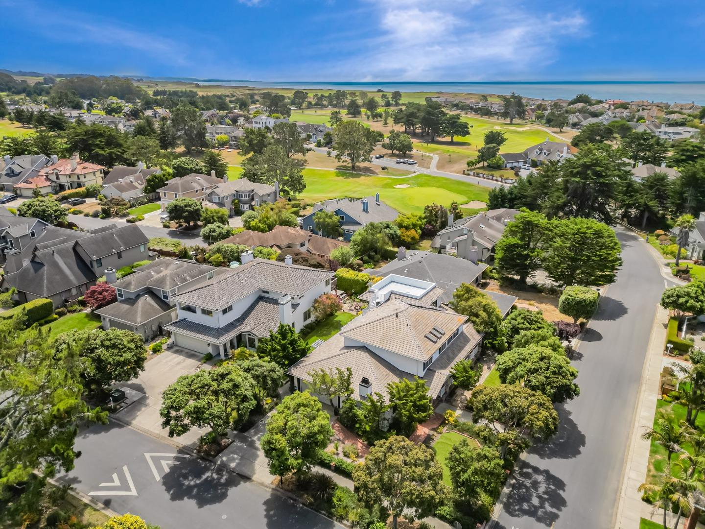 Detail Gallery Image 3 of 43 For 392 Greenbrier Rd, Half Moon Bay,  CA 94019 - 3 Beds | 3 Baths