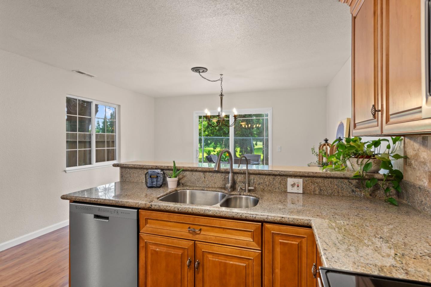 Detail Gallery Image 11 of 47 For 447 Golf Circle West, Manteca,  CA 95337 - 2 Beds | 2 Baths