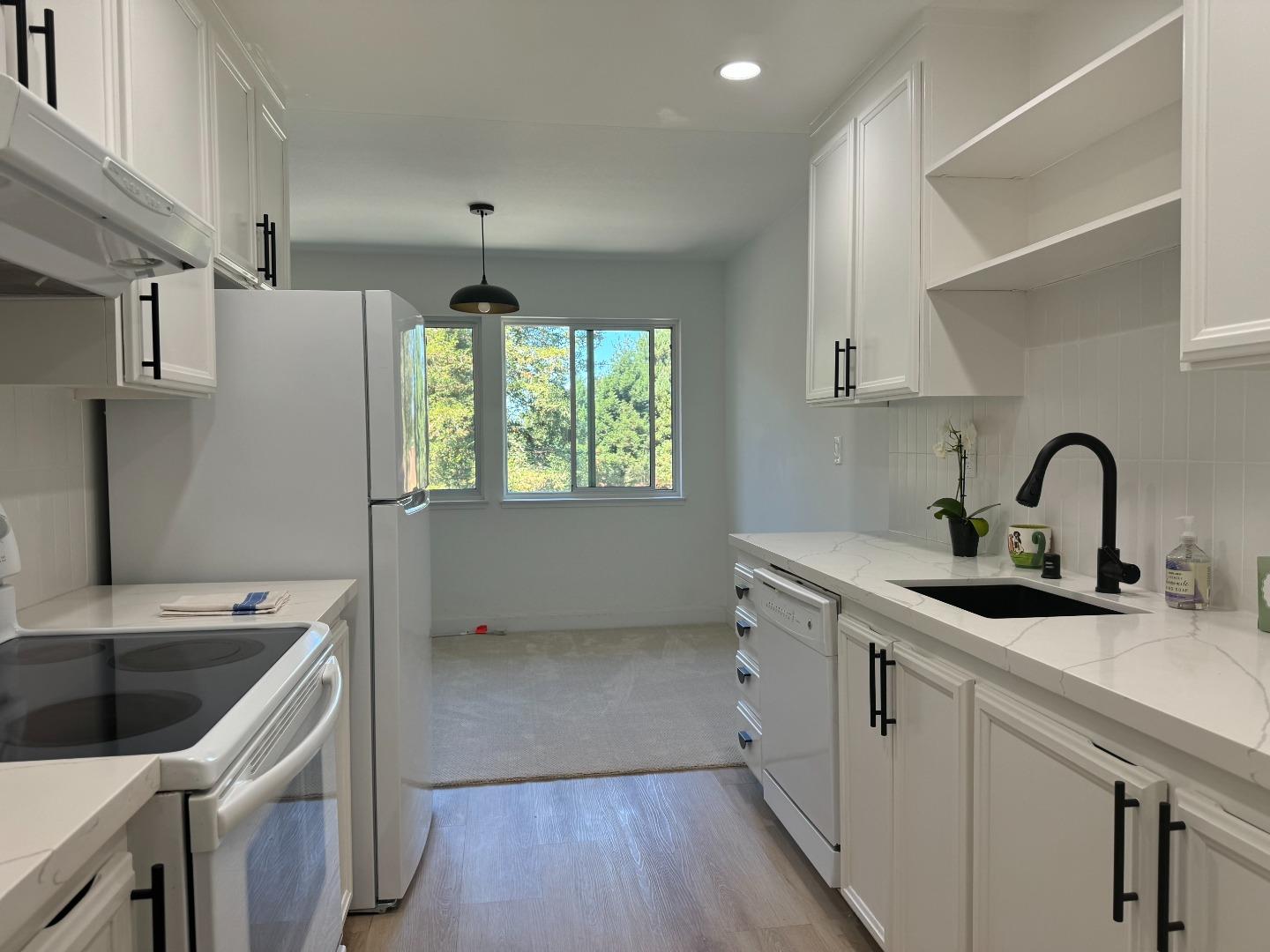 Detail Gallery Image 1 of 42 For 150 W Edith Ave #21,  Los Altos,  CA 94022 - 2 Beds | 2 Baths