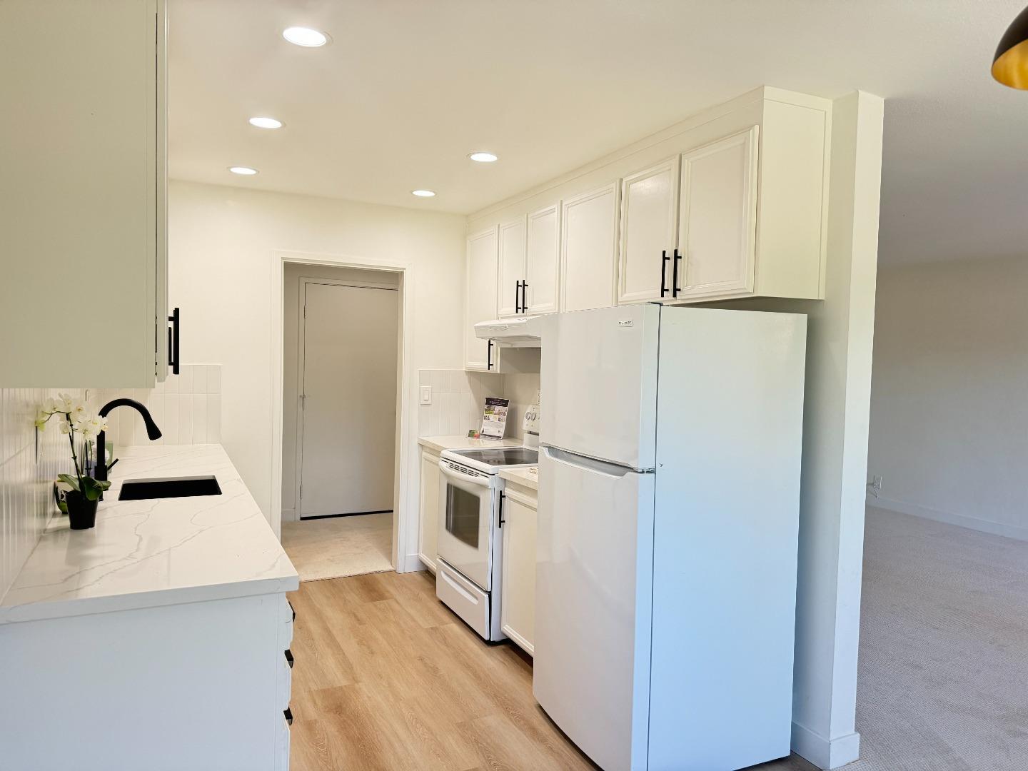 Detail Gallery Image 4 of 42 For 150 W Edith Ave #21,  Los Altos,  CA 94022 - 2 Beds | 2 Baths