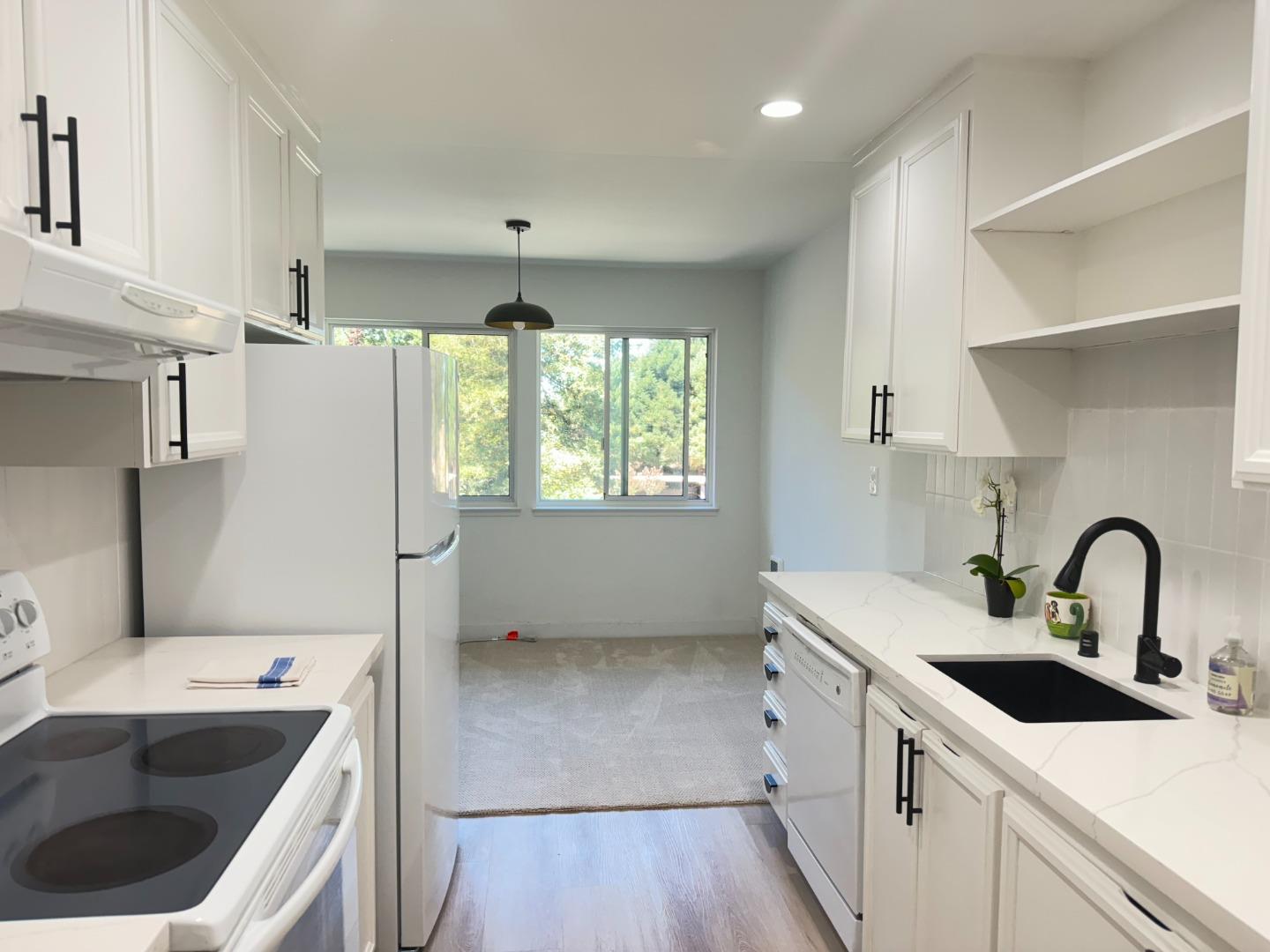 Detail Gallery Image 5 of 42 For 150 W Edith Ave #21,  Los Altos,  CA 94022 - 2 Beds | 2 Baths