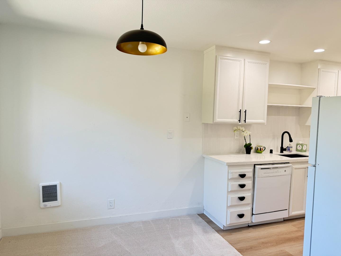 Detail Gallery Image 6 of 42 For 150 W Edith Ave #21,  Los Altos,  CA 94022 - 2 Beds | 2 Baths