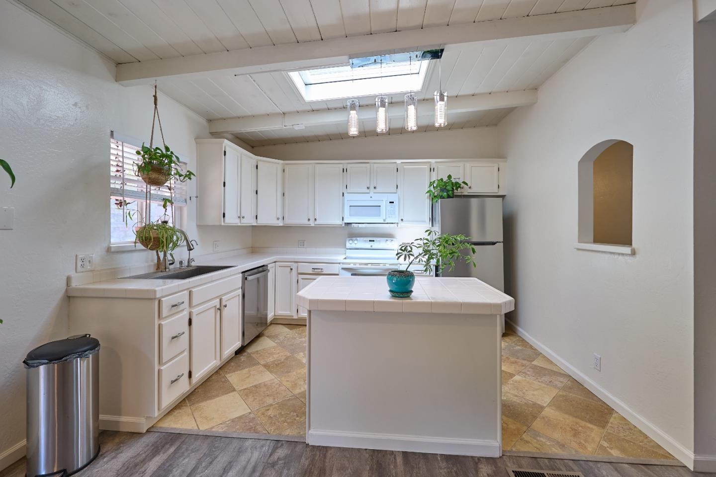 Detail Gallery Image 5 of 15 For 17884 Berta Canyon Rd, Salinas,  CA 93907 - 3 Beds | 1/1 Baths