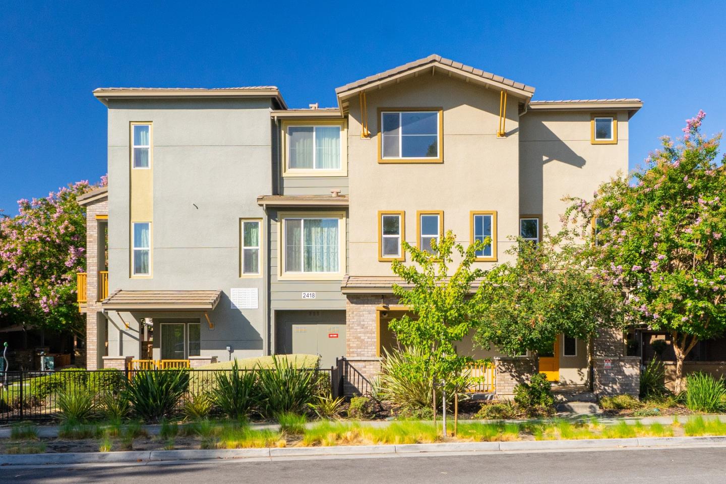 Detail Gallery Image 2 of 38 For 2418 Stearman Ln #8,  San Jose,  CA 95132 - 3 Beds | 2/1 Baths