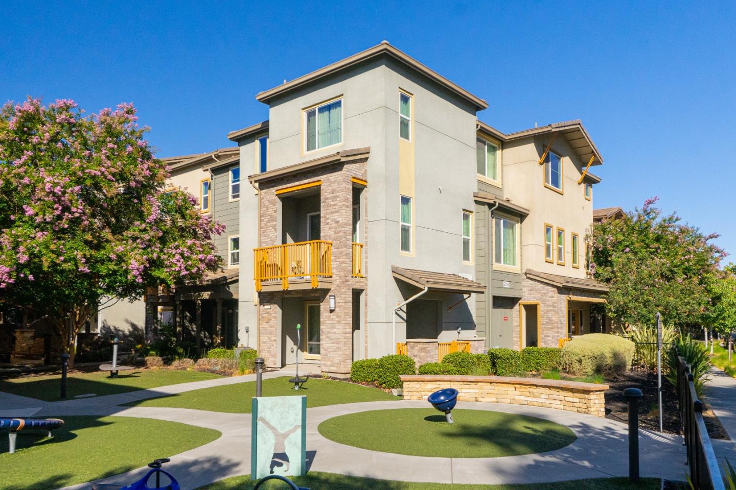 Detail Gallery Image 3 of 38 For 2418 Stearman Ln #8,  San Jose,  CA 95132 - 3 Beds | 2/1 Baths