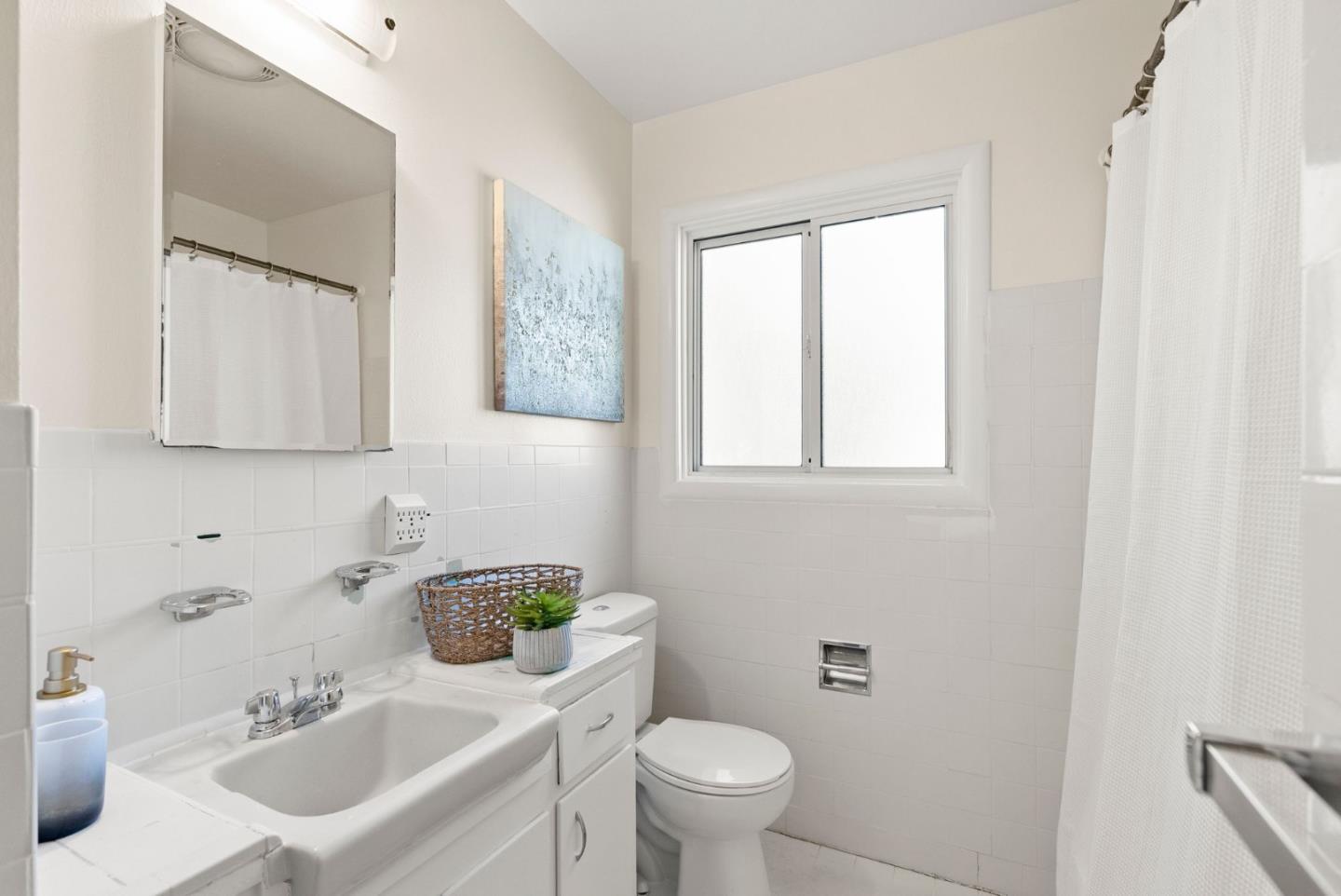 Detail Gallery Image 16 of 22 For 141 Garnet Ave, San Carlos,  CA 94070 - 3 Beds | 2 Baths