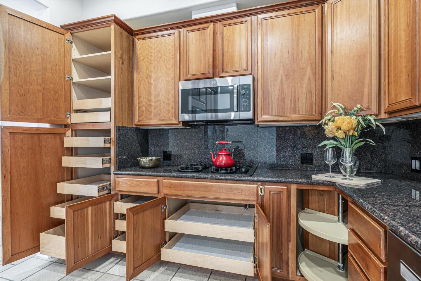 Detail Gallery Image 15 of 40 For 435 Sheridan Ave #203,  Palo Alto,  CA 94306 - 3 Beds | 2 Baths