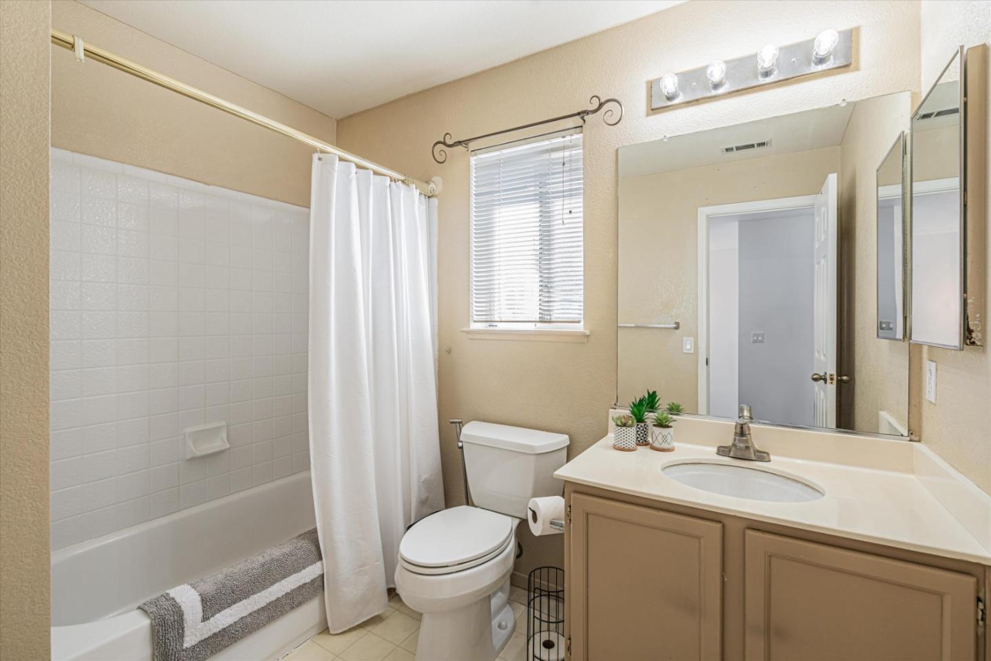 Detail Gallery Image 26 of 34 For 211 Clearpointe Dr, Vallejo,  CA 94591 - 3 Beds | 2/1 Baths